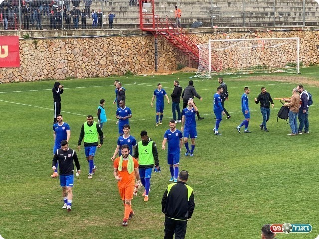 שחקני איכסל יורדים מרוצים מכר הדשא (ענאן עמאשה)